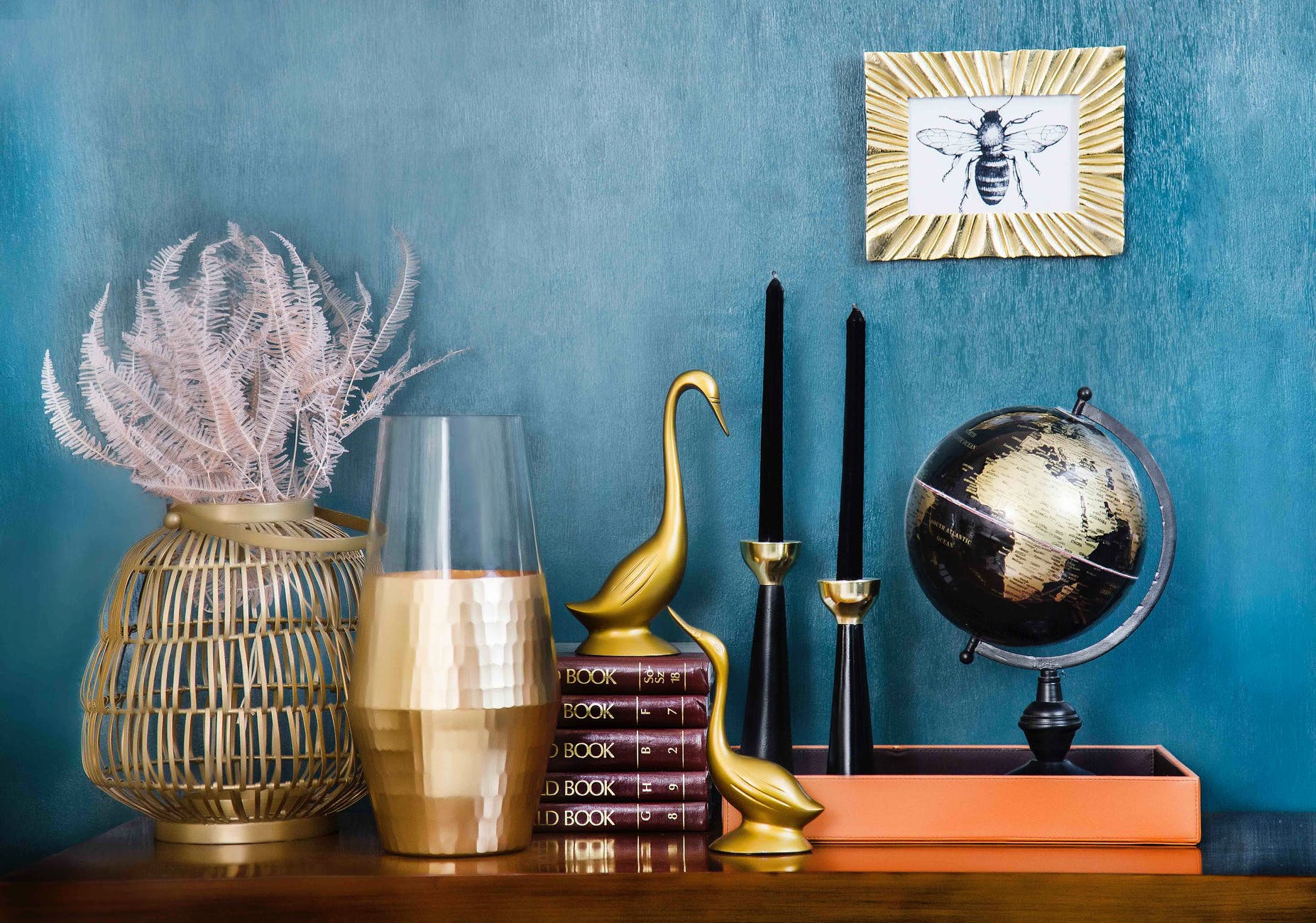 A shelf stylishly decorated with finds from second-hand markets and vintage stores.