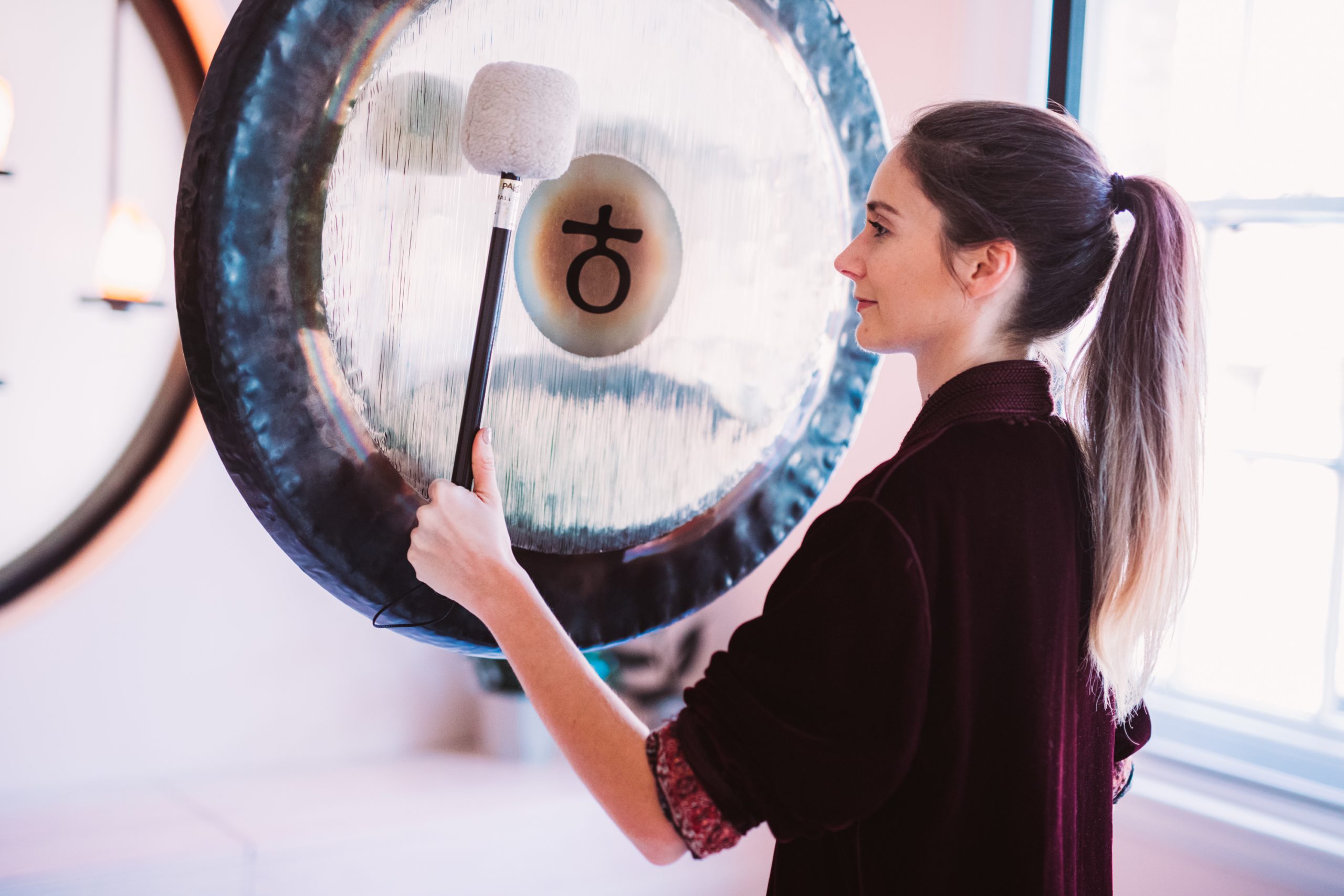 The healing sounds of a gong at ReMind Studio