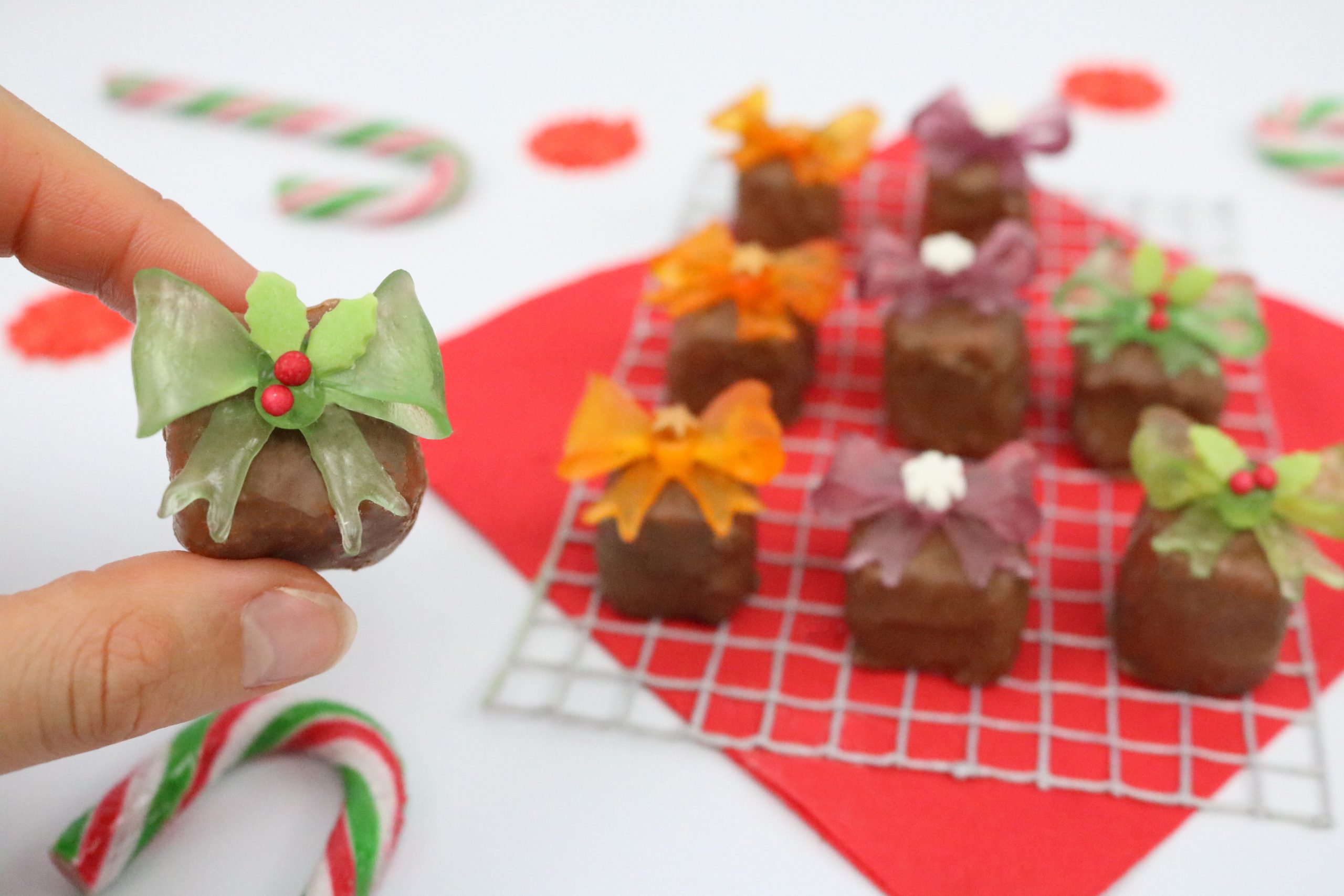 An assortment of edible sweet decorations created with a Polaroid CandyPlay 3D pen