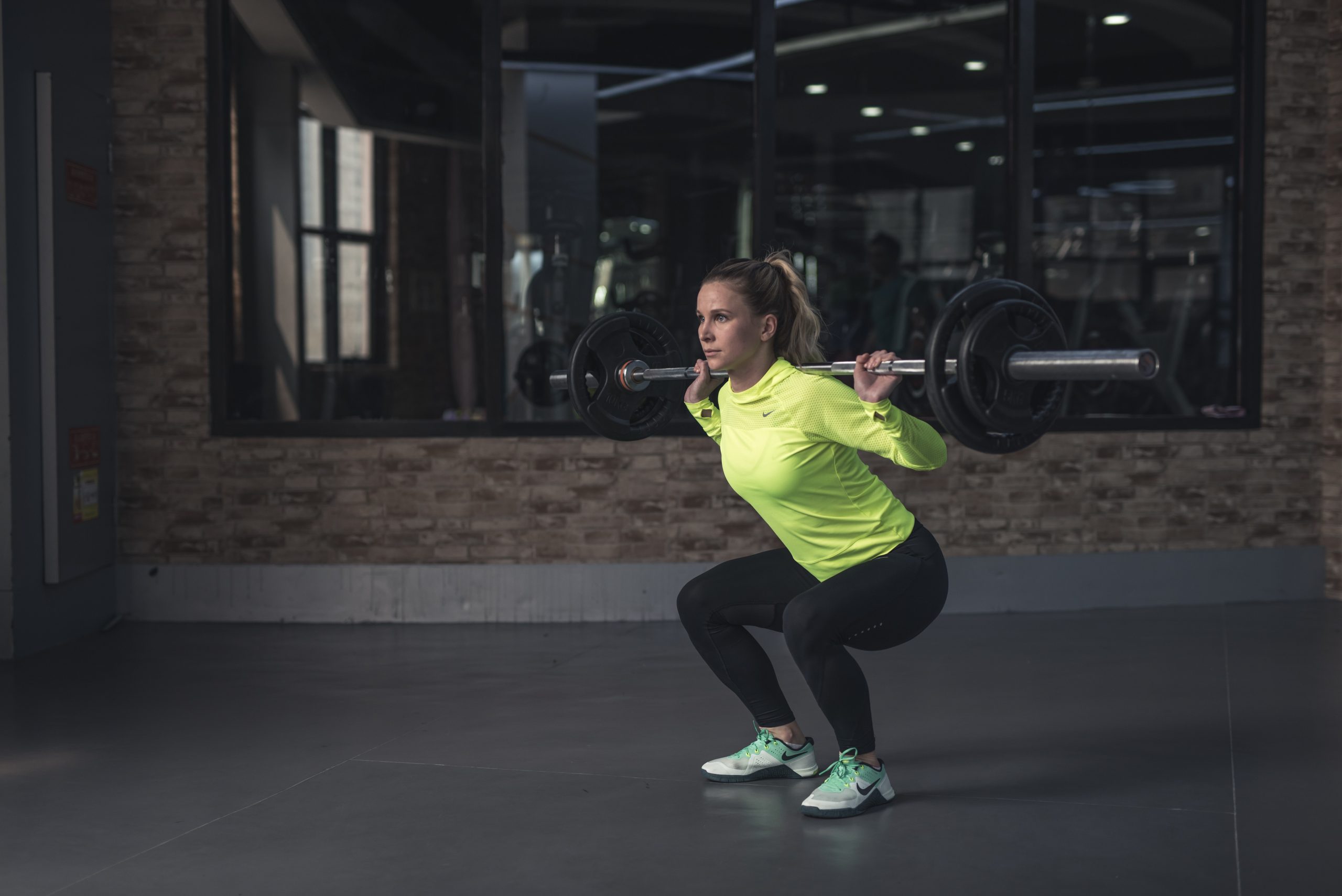 A woman weight trains in the gym during the follicular phase of her menstrual cycle.