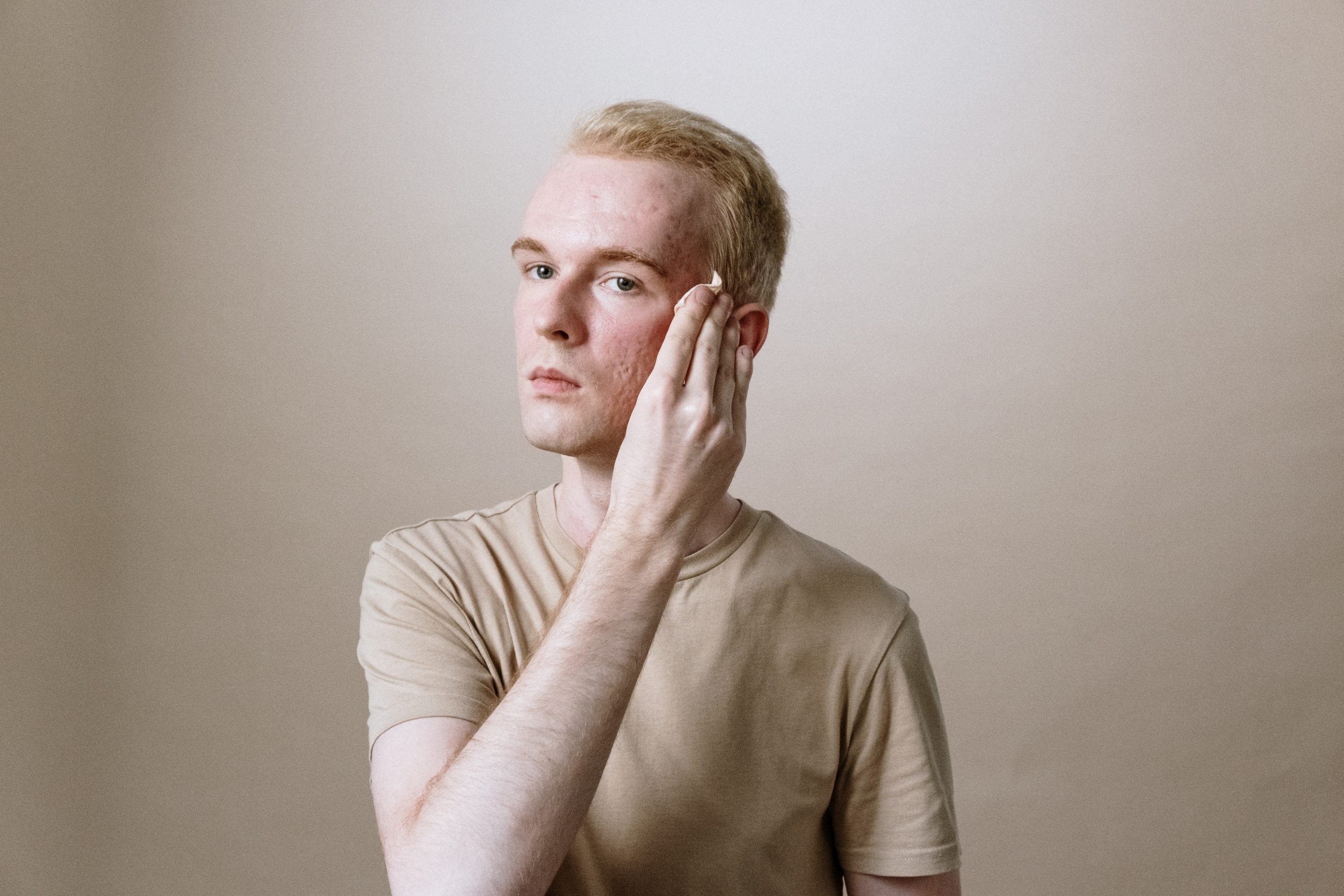 A man cleanses his face with LUSTRE ClearSkin Solo.