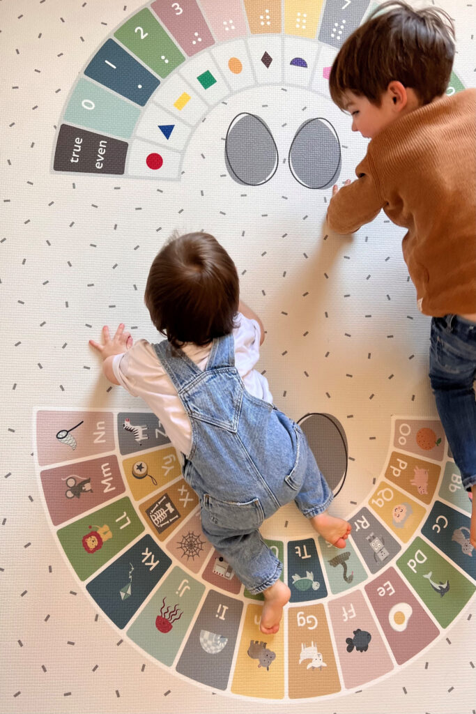 Playmat for toddlers with wheel pattern