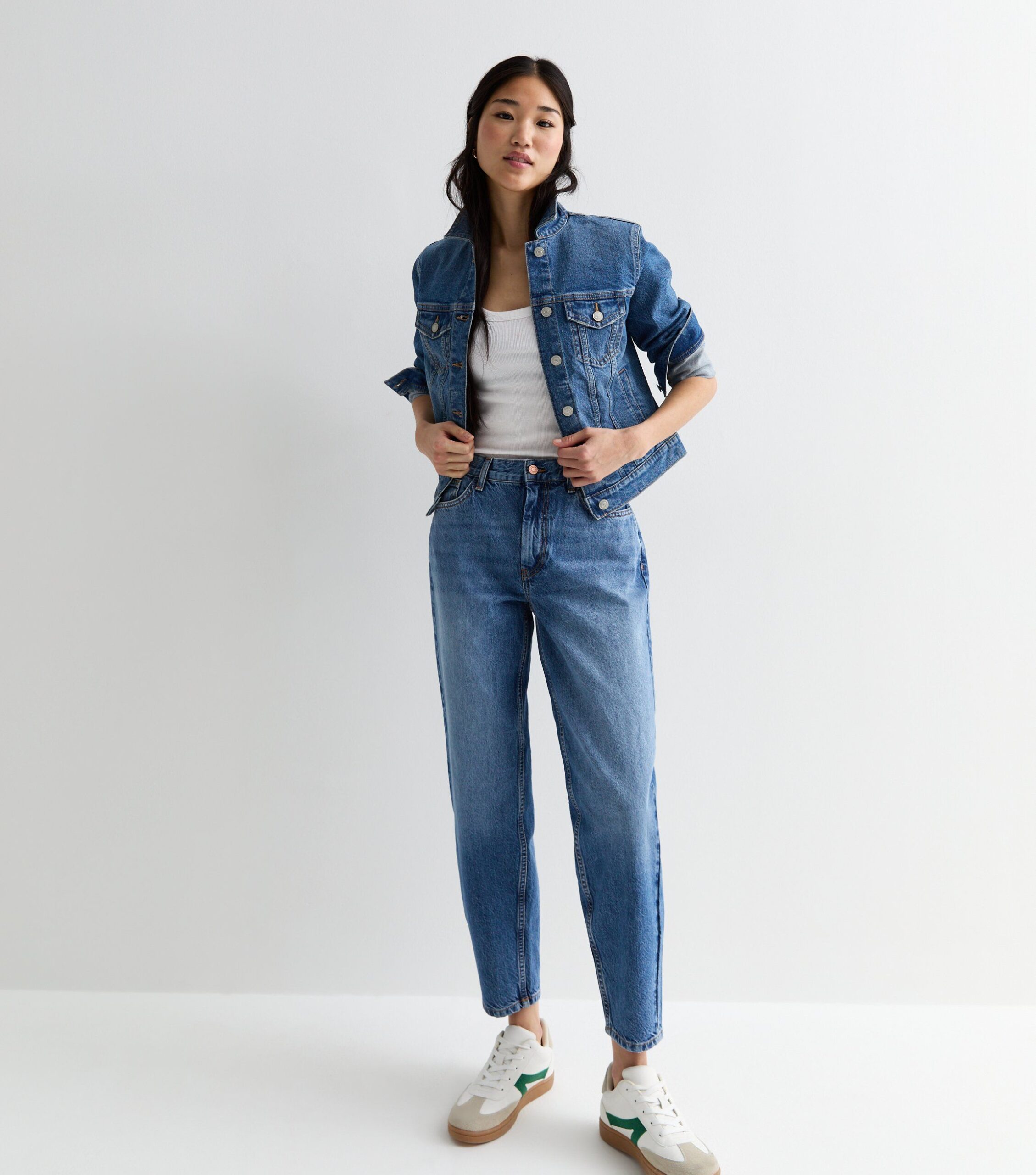 New Look model wears barrel-leg jeans