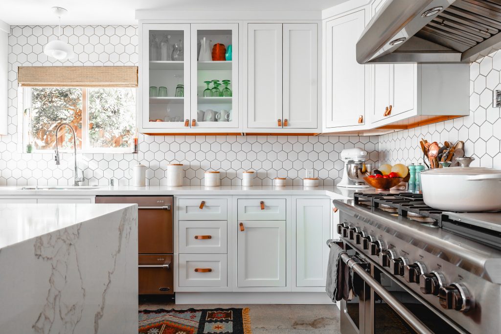 A modern kitchen in white creates a 'summer feeling'.