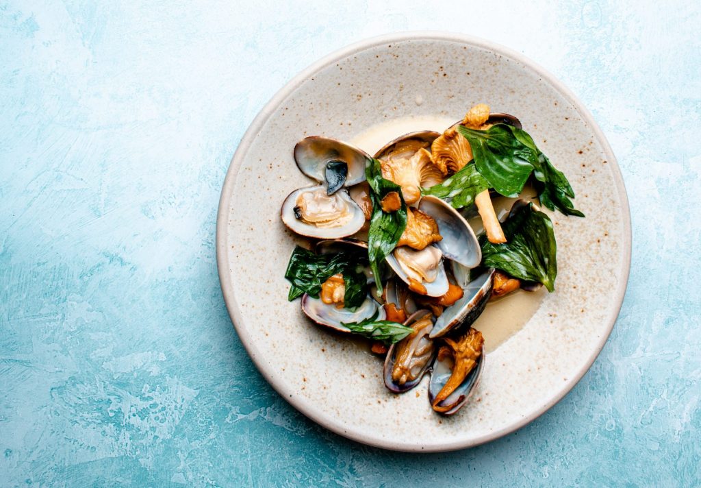 Sautéed mussels with mushroom and spinach.