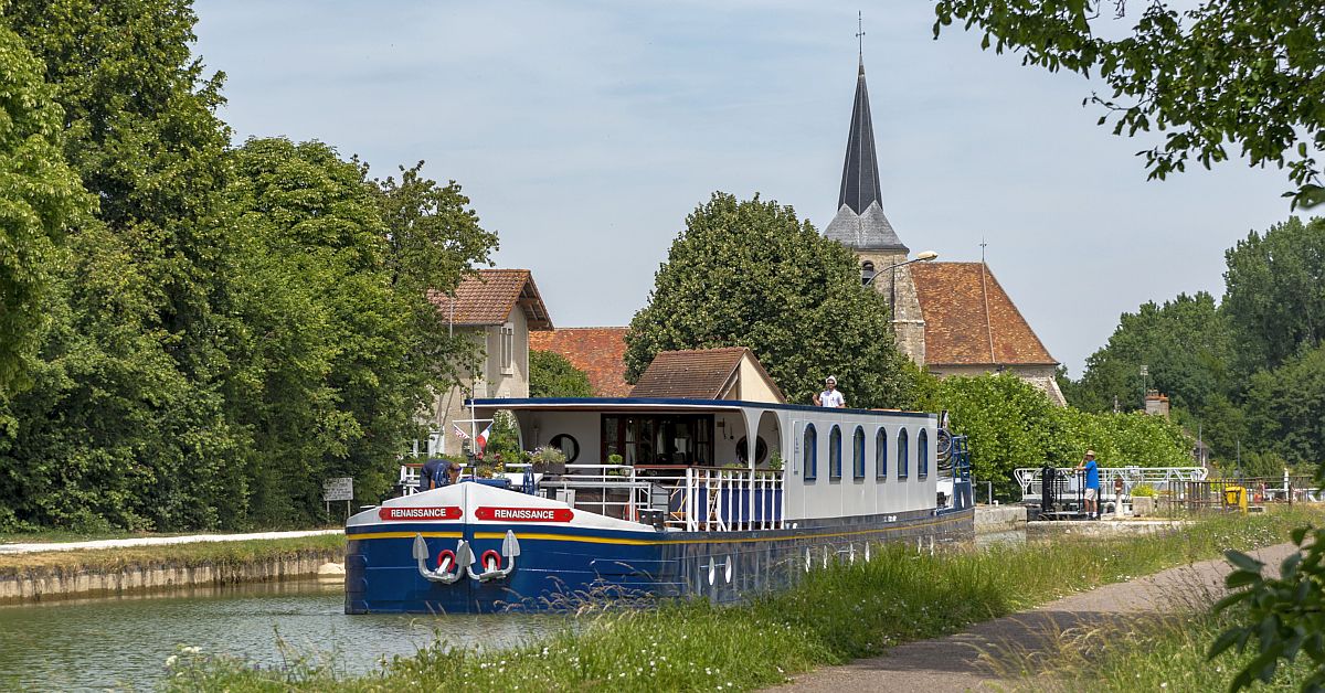 Barge hotel on rover