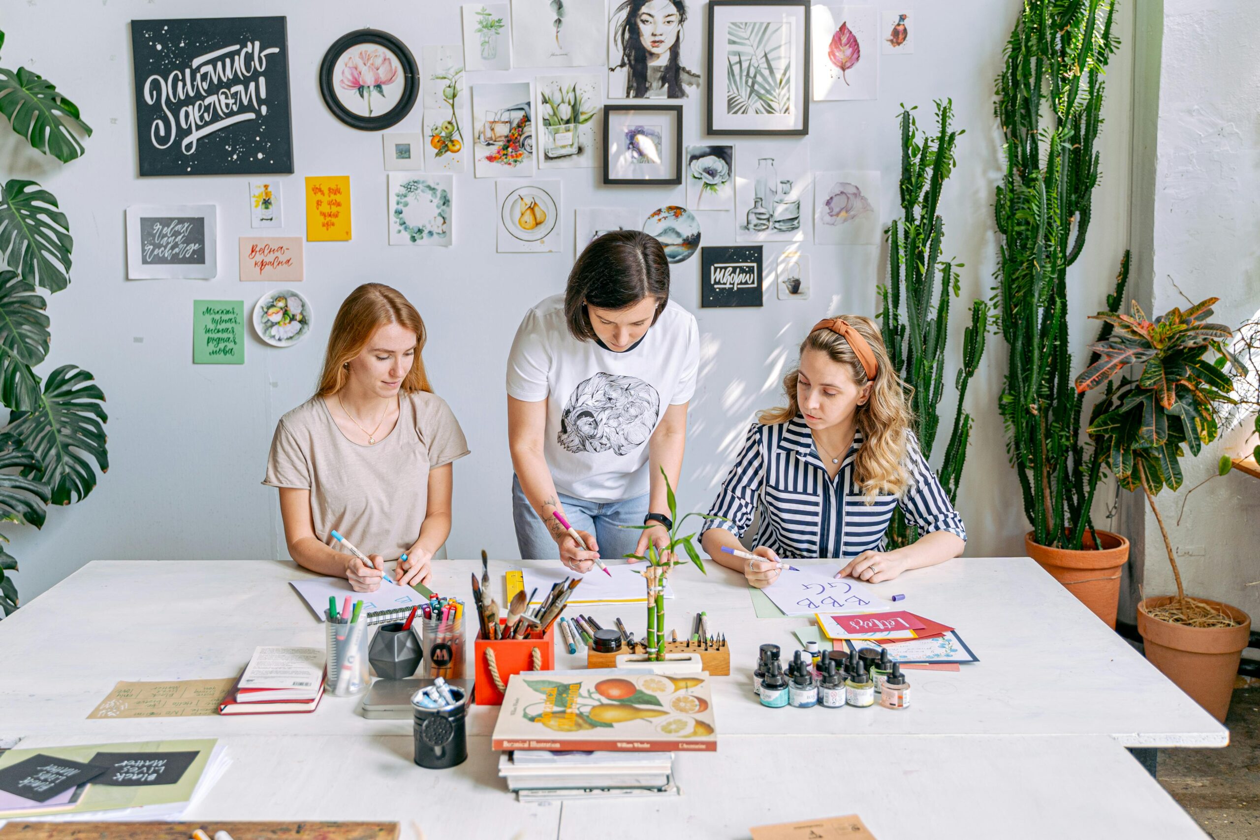 Women in a drawing class