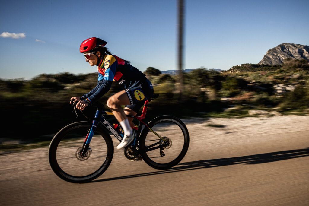 Lizzie Deignan rides her bike in her Lidl Trek kit 