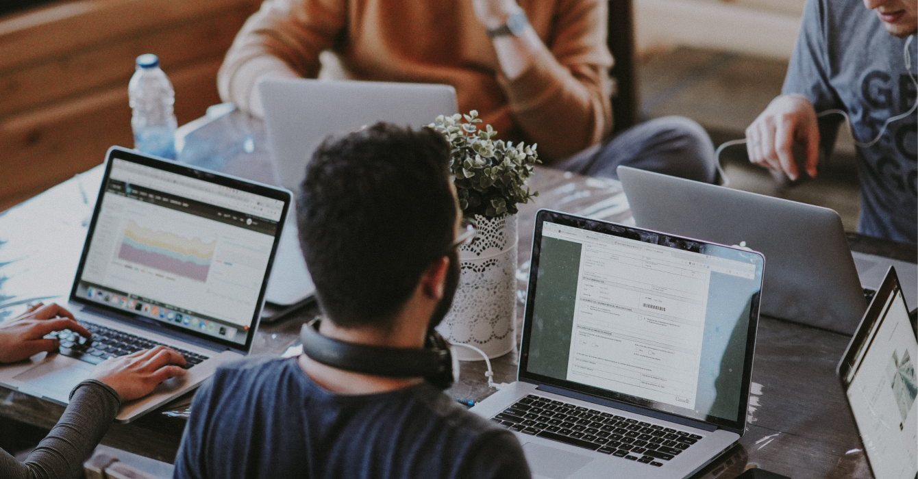 A business meeting where everyone attending has a MacBook.