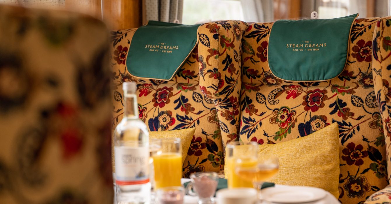 PULLMAN STYLE DINING CARRIAGES