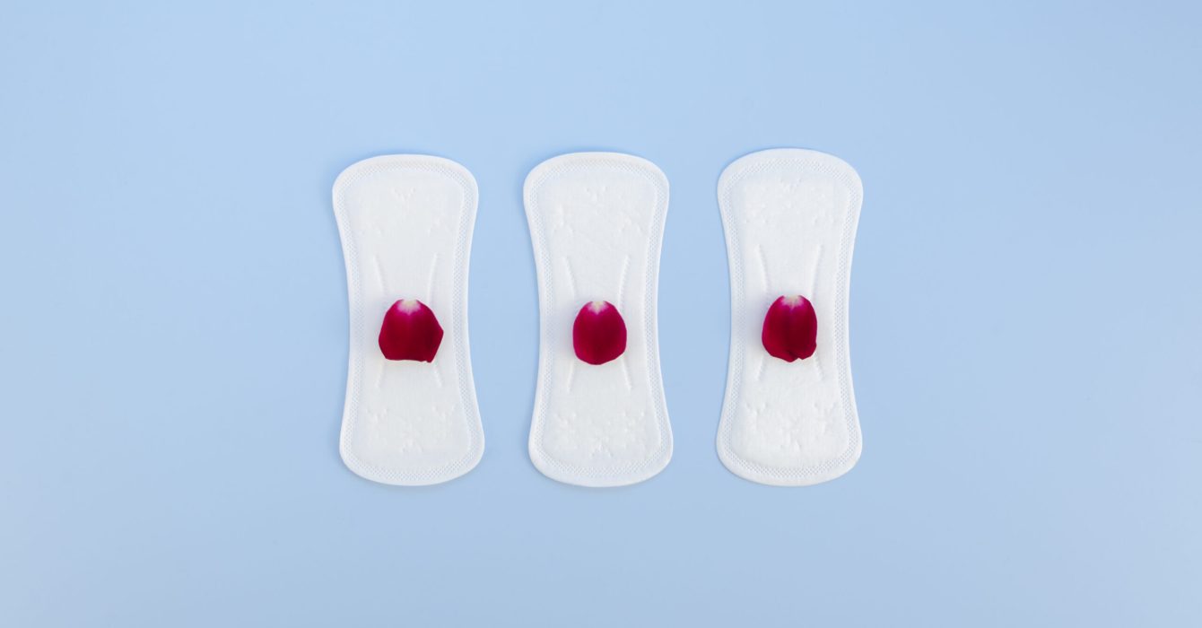 arrangement-sanitary-towels-with-flower-petals