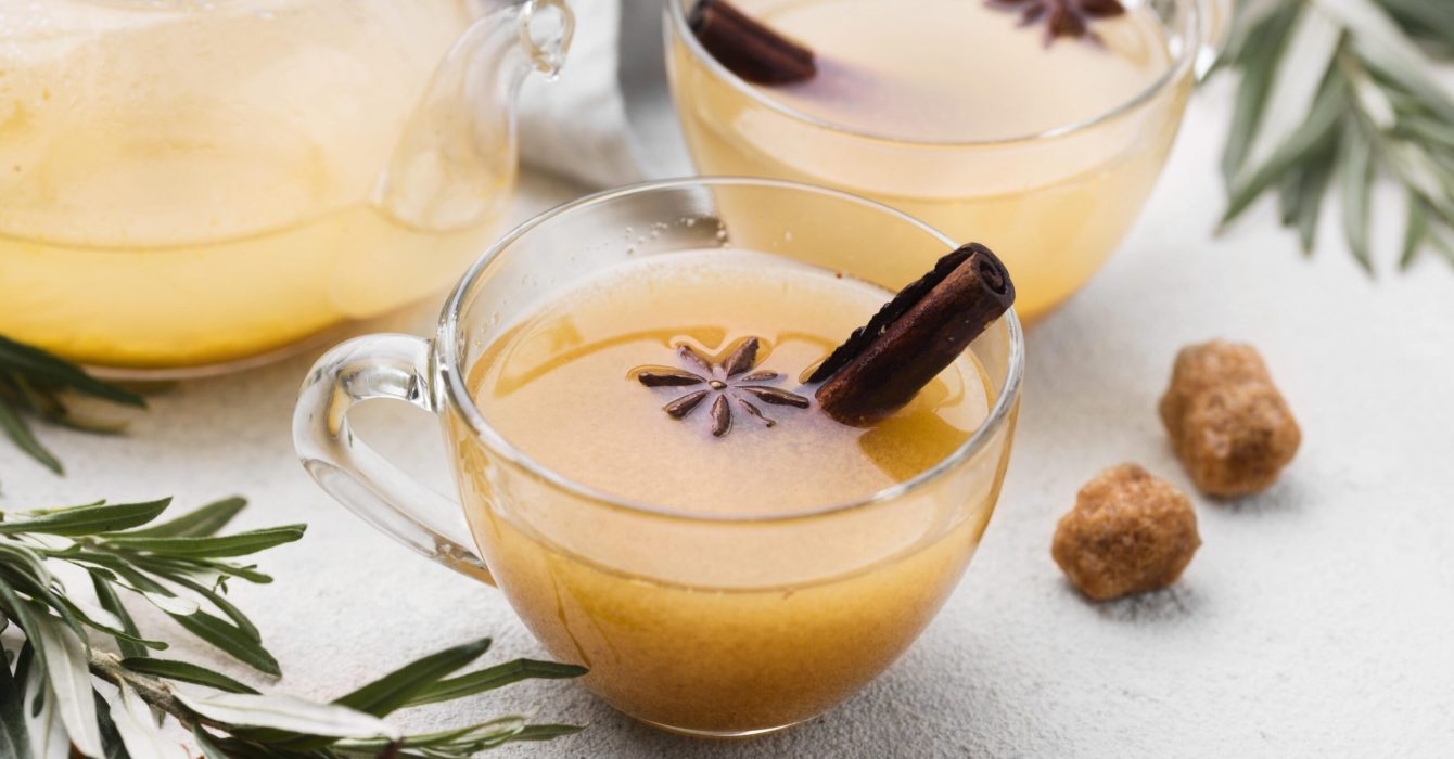 glasses-with-flavored-cinnamon-juice-table